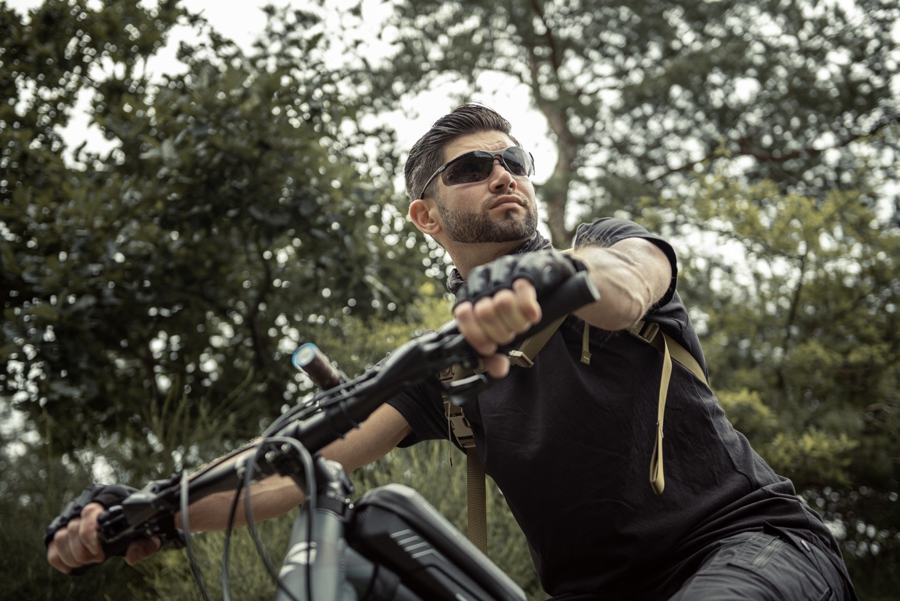 Occhiali tattici Bolle Contour II Smoke Polarized su MILITARY