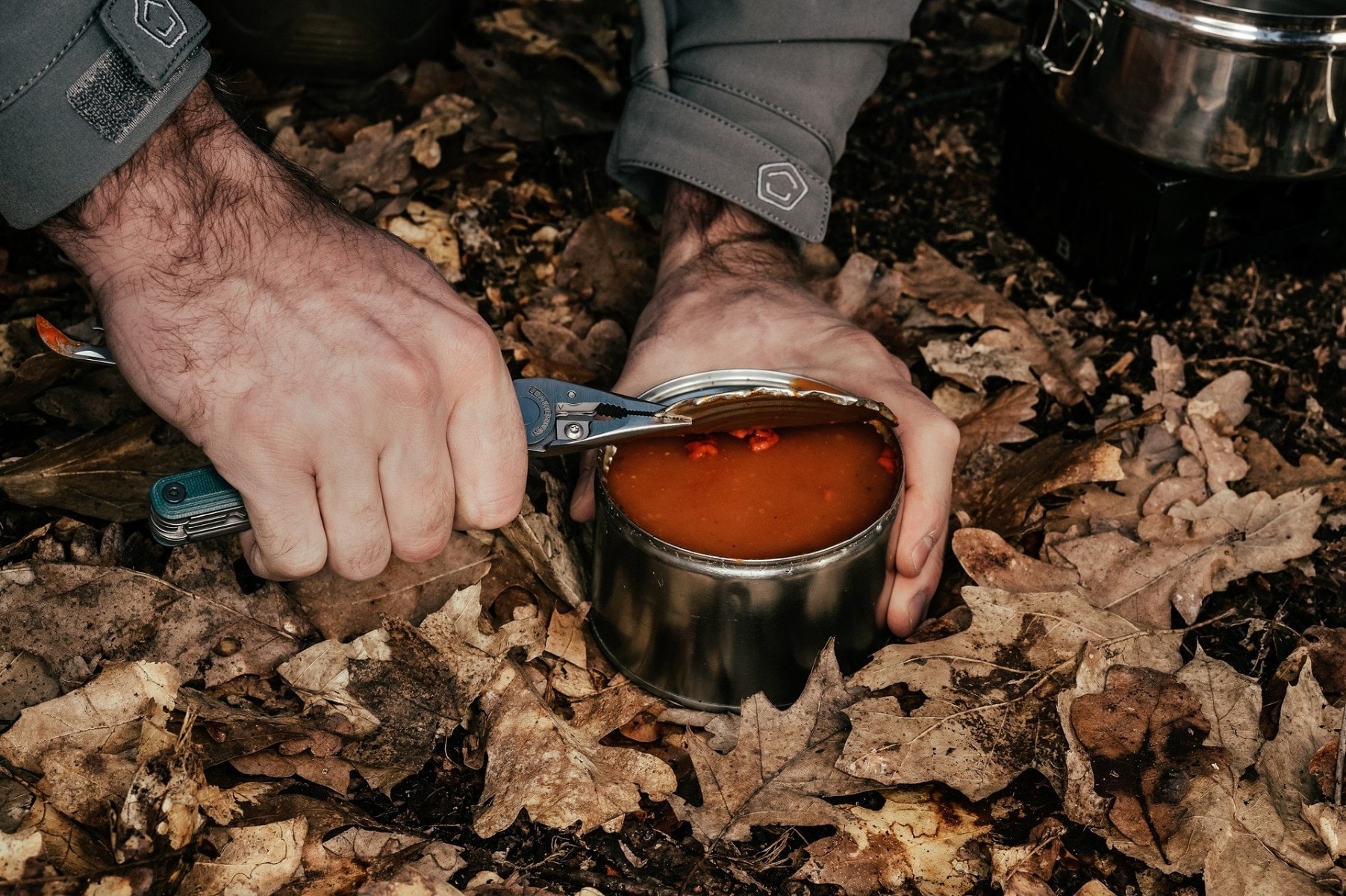 Conserve alimentari impilate come scorta di emergenza per il prepping