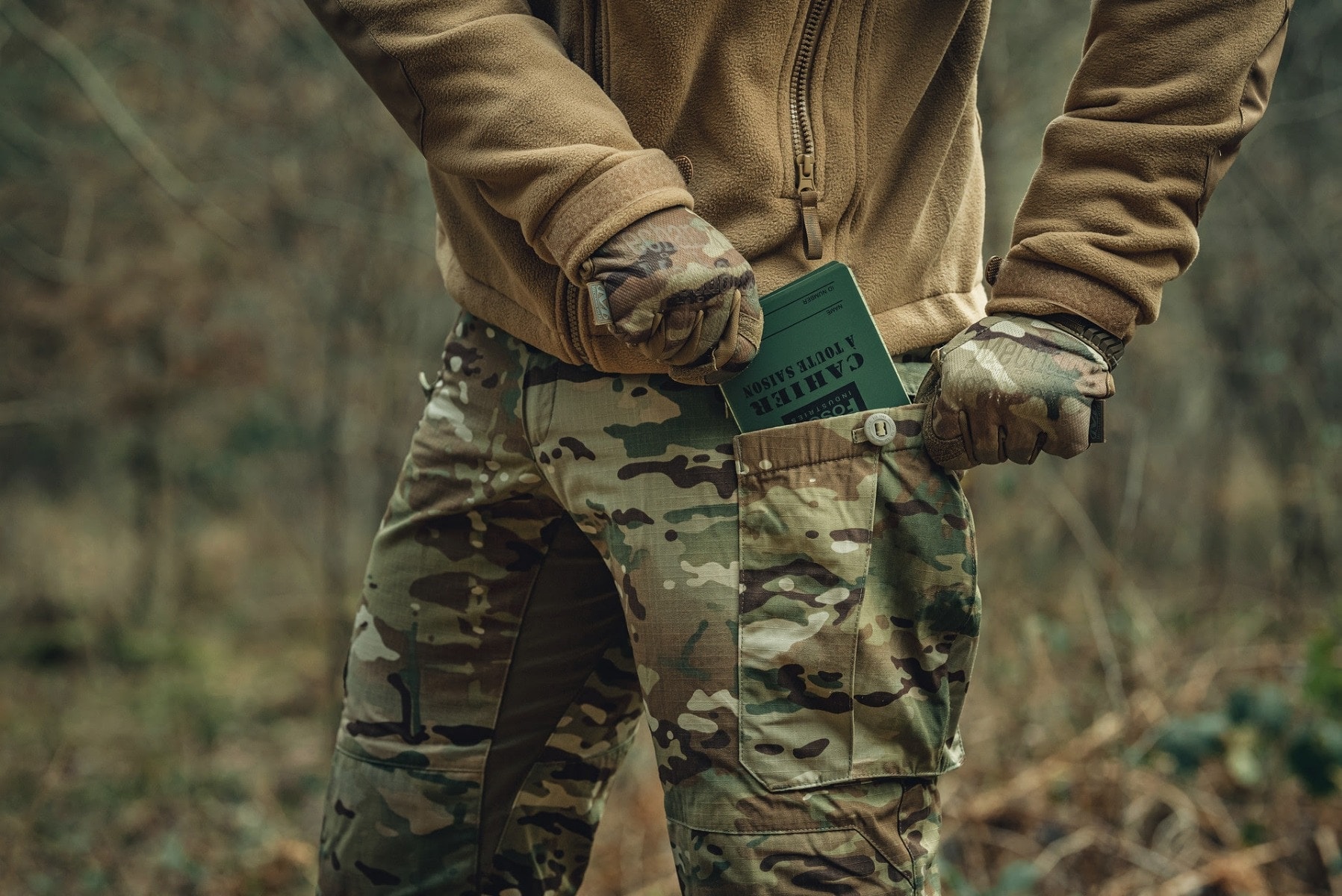 Pantaloni tattici con un gran numero di tasche pratiche