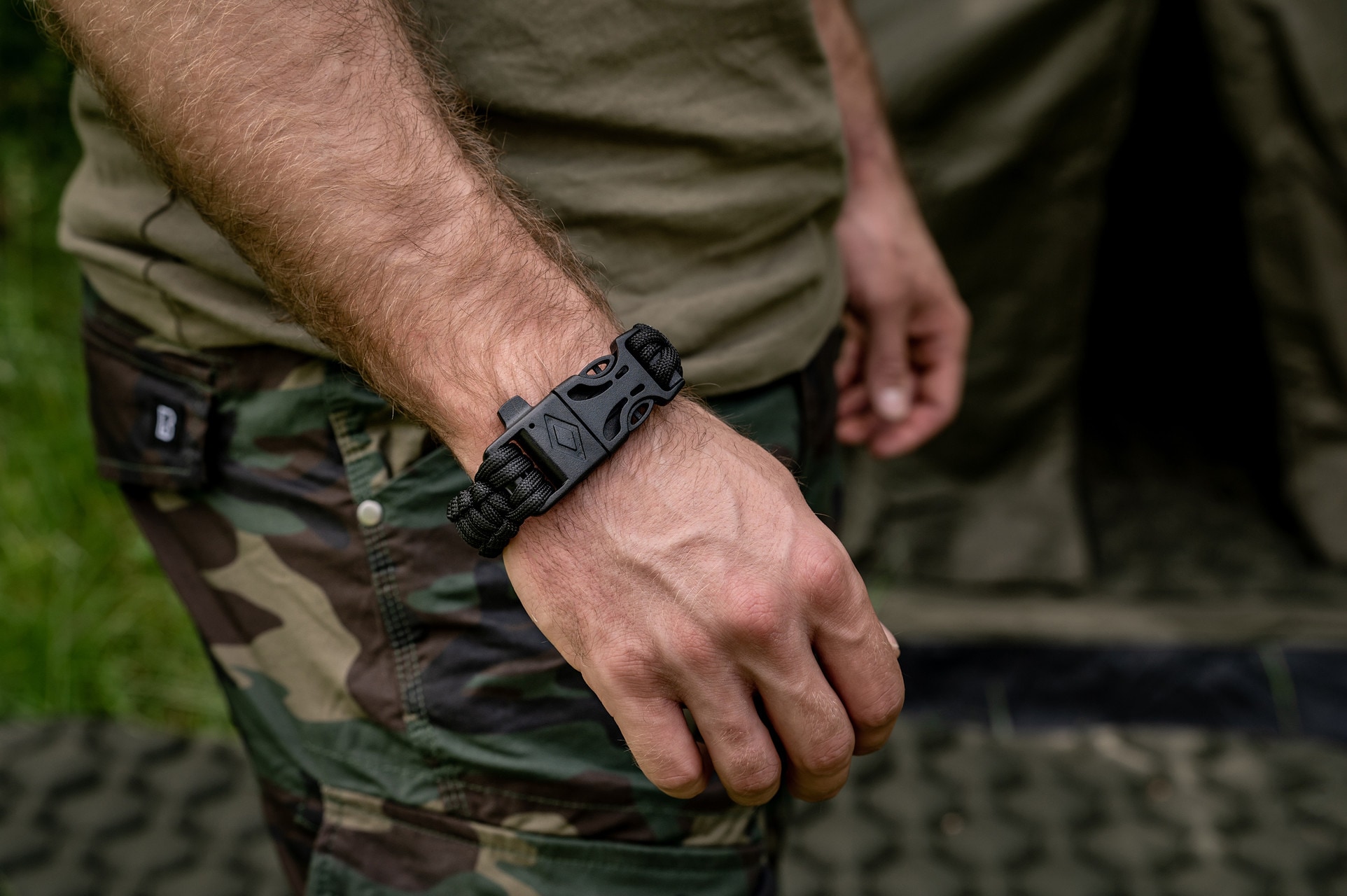 Brățară Paracord Badger Outdoor cu cremene și amnar - Neagră