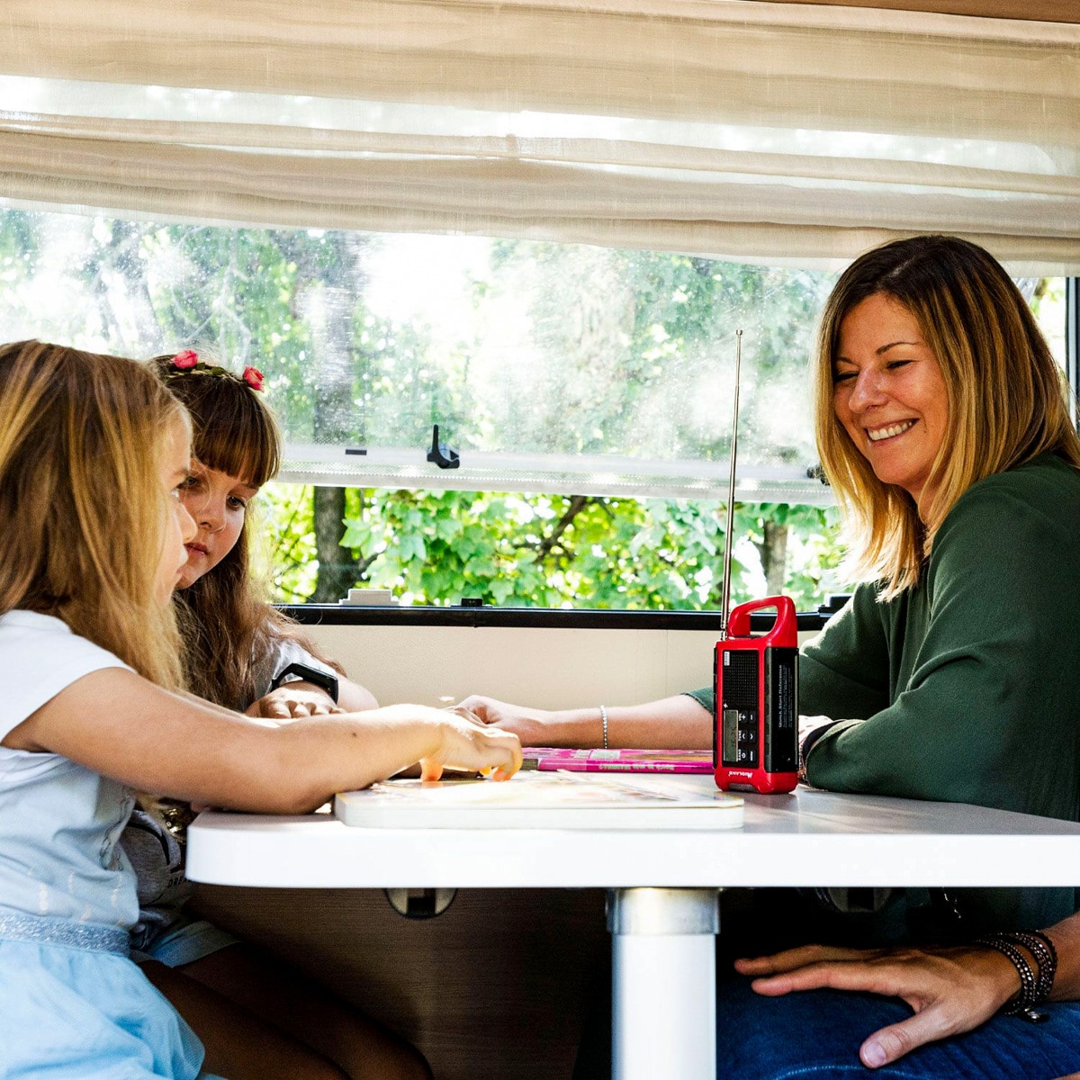 Radio portabil de urgență Powerbank Midland ER200 AM/FM