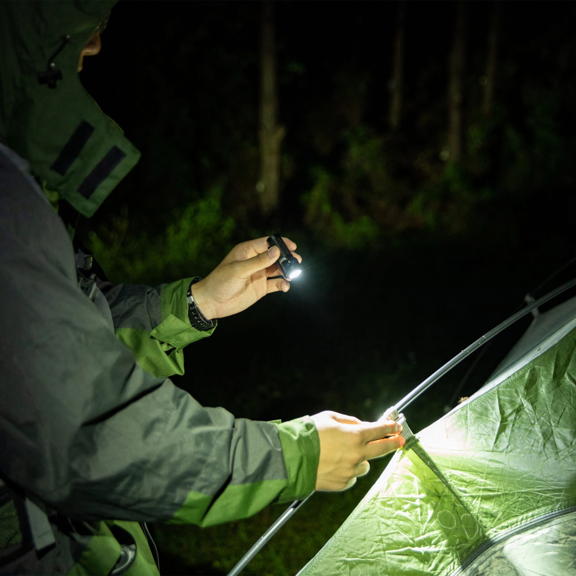 Lanternă Olight Baton 4 Premium Edition Black - 1300 lumeni cu carcasă de încărcare fără fir