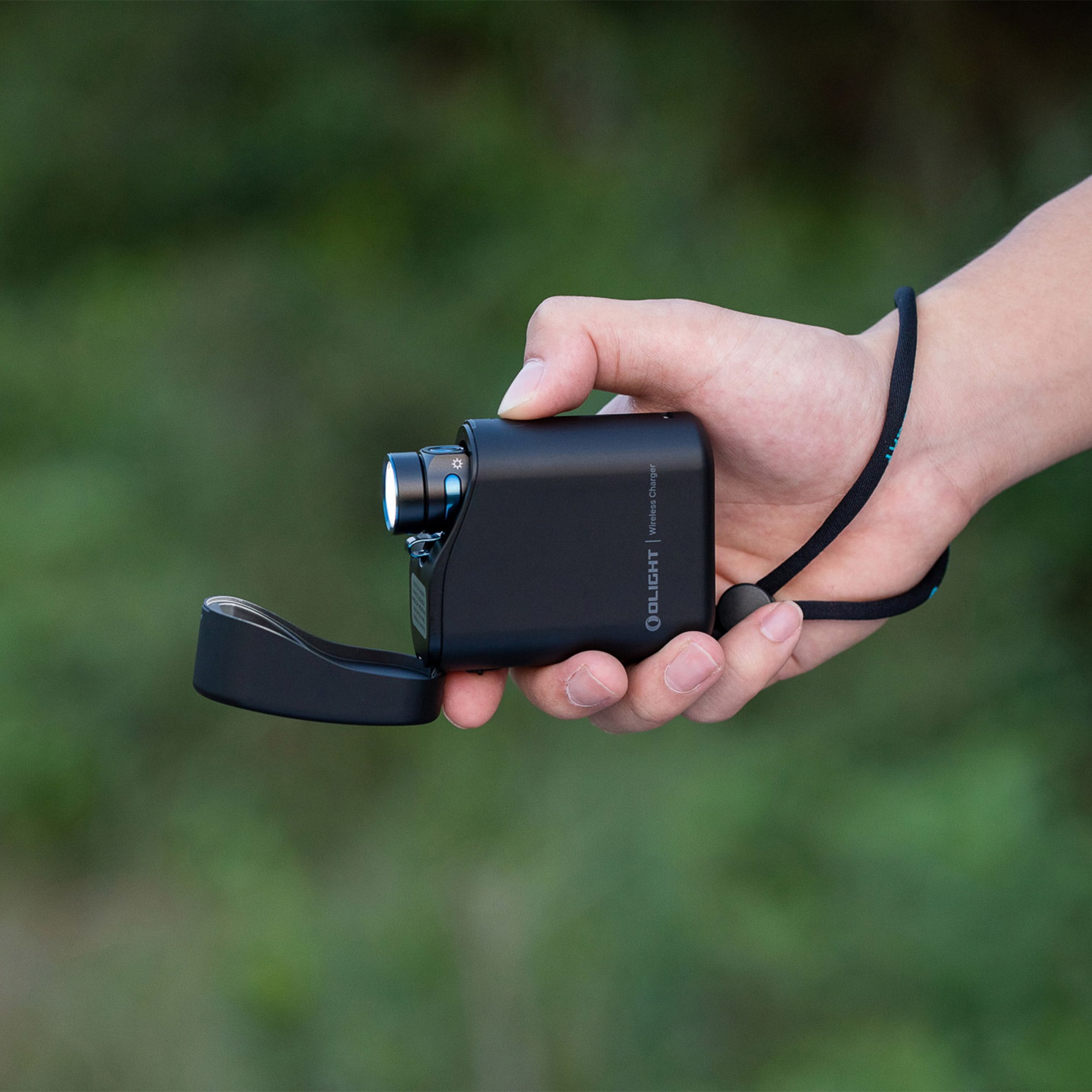 Lanternă Olight Baton 4 Premium Edition Black - 1300 lumeni cu carcasă de încărcare fără fir