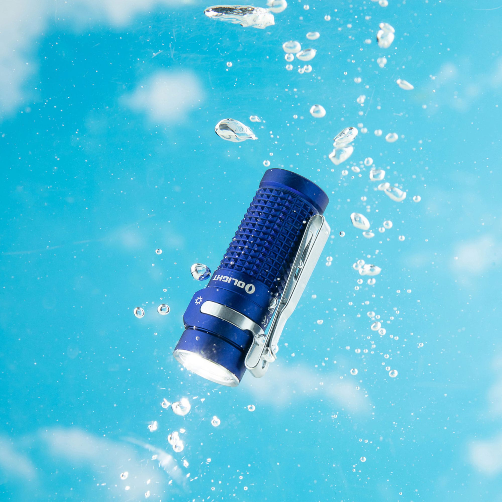 Lanternă Olight Baton 4 Premium Edition Regal Blue - 1300 lumeni cu carcasă de încărcare fără fir