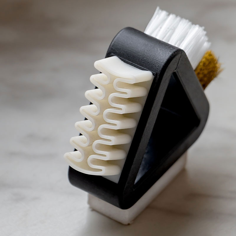 Perie de curățat triunghiulară Coccine pentru piele întoarsă și năbuc