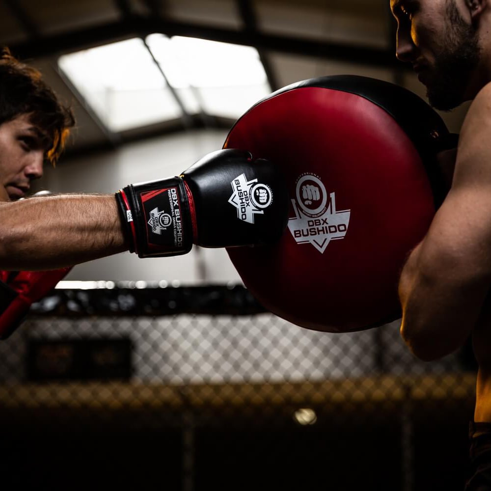 Mănuși de box DBX Bushido ARB-407 - Negre/Roșii