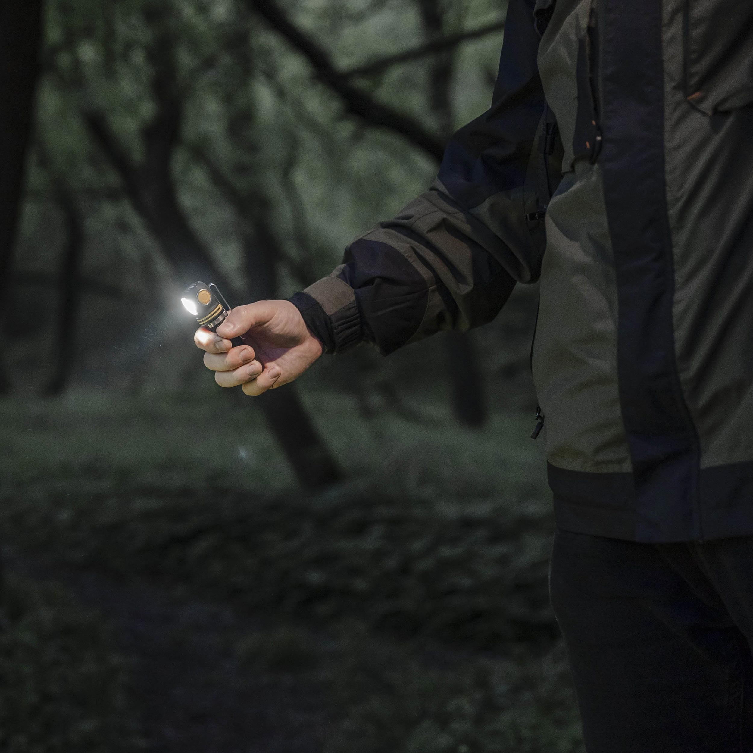 Lanternă frontală și unghiulară Armytek Elf C2 USB-C Warm 4în1 - 1023 lumeni