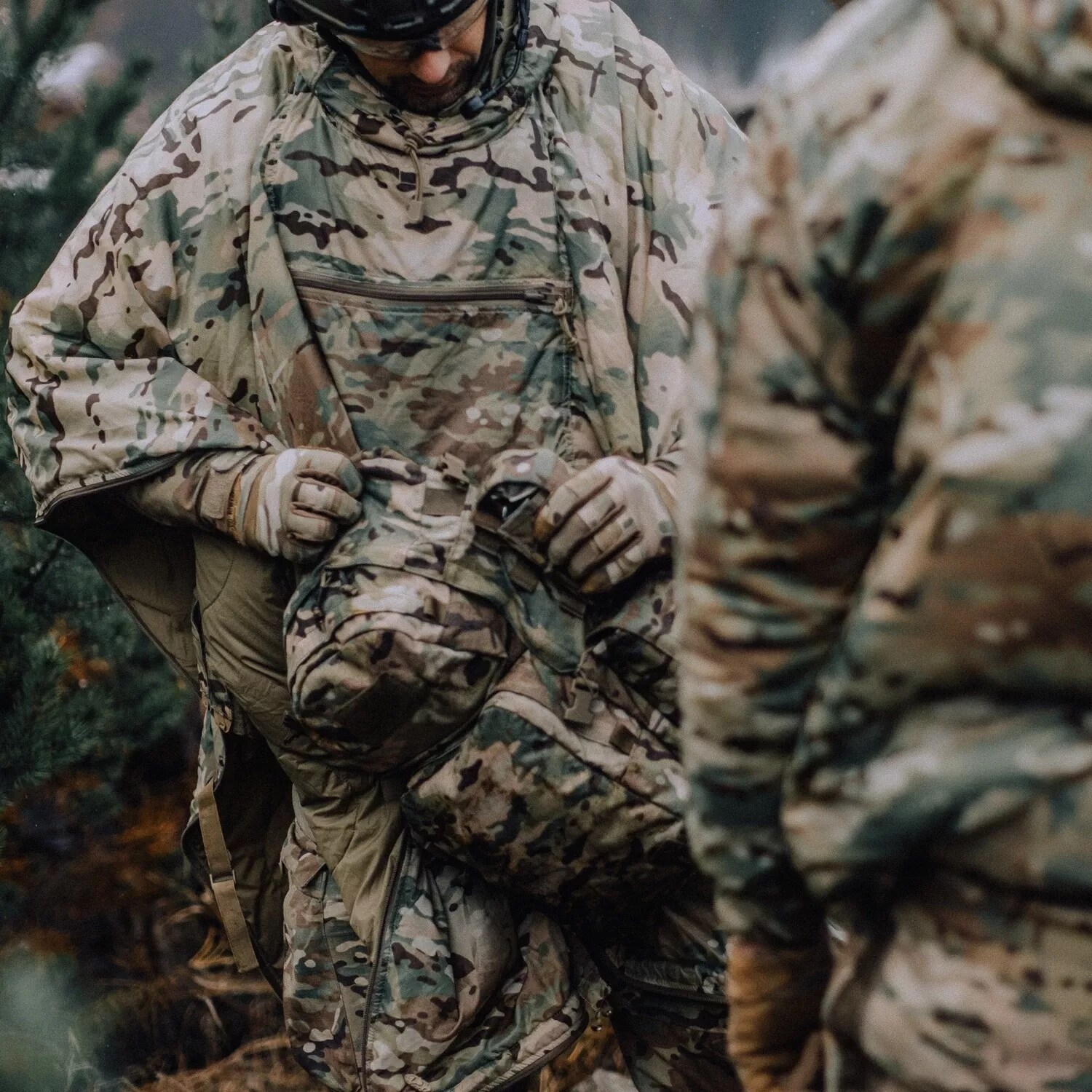 Poncho Helikon-Tex Swagman Roll Climashield Apex cu funcția de sac de dormit - MultiCam
