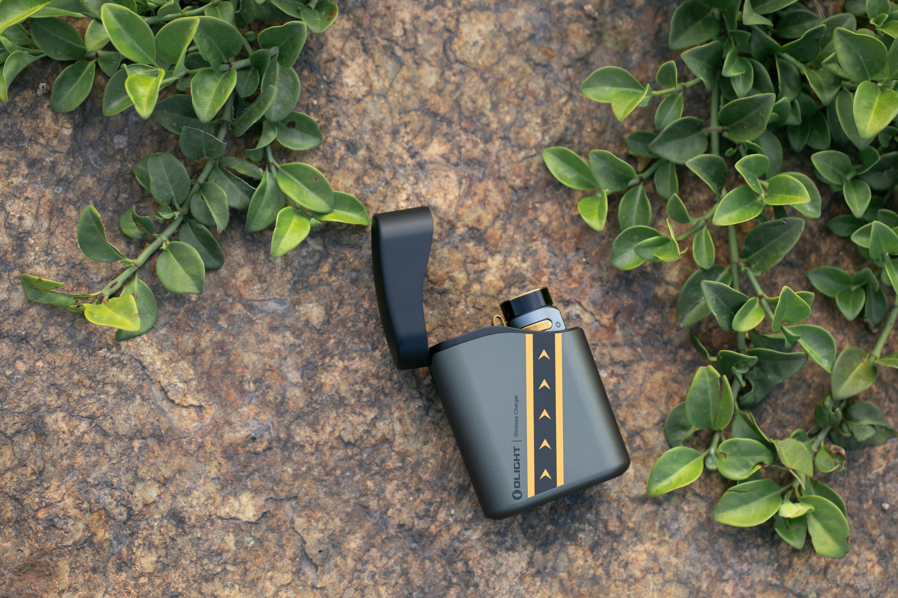 Lanternă Olight Baton 4 Premium Edition Fighter Pilot cu carcasă de încărcare wireless - 1300 lumeni