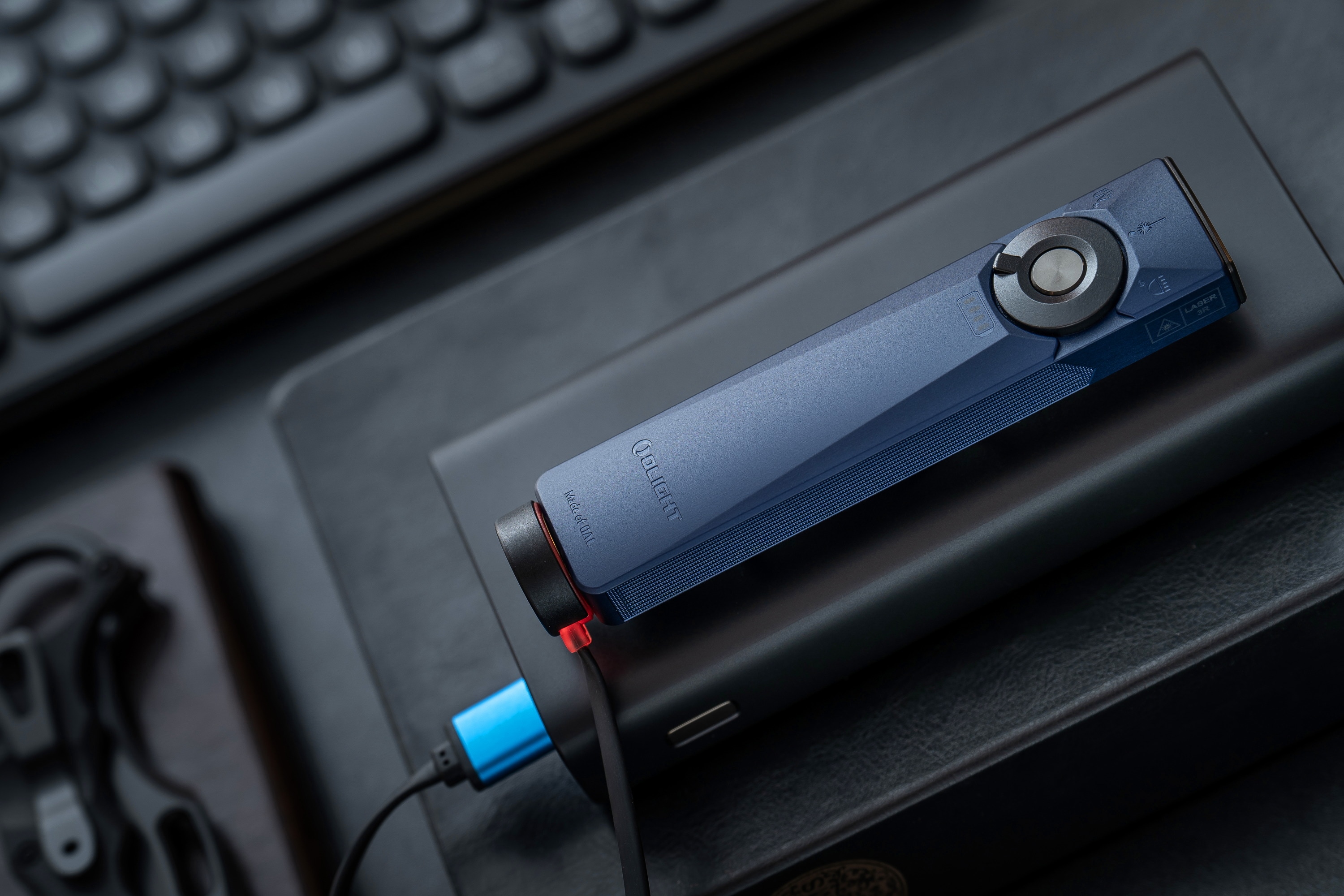 Lanternă cu indicator laser Olight Arkfeld Ultra UV Cool White Navy Blue - 1400 lumeni