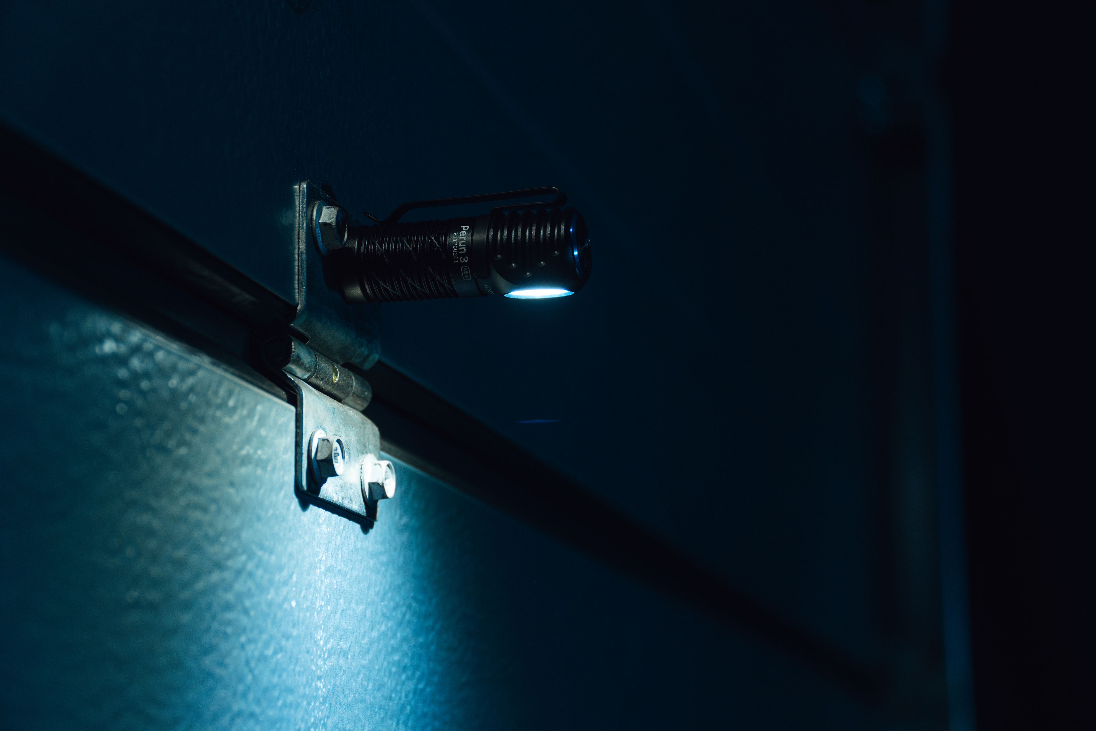 Lanternă frontală și unghiulară Olight Perun 3 Mini Premium Cool White Black cu bandă pentru cap - 1250 lumeni