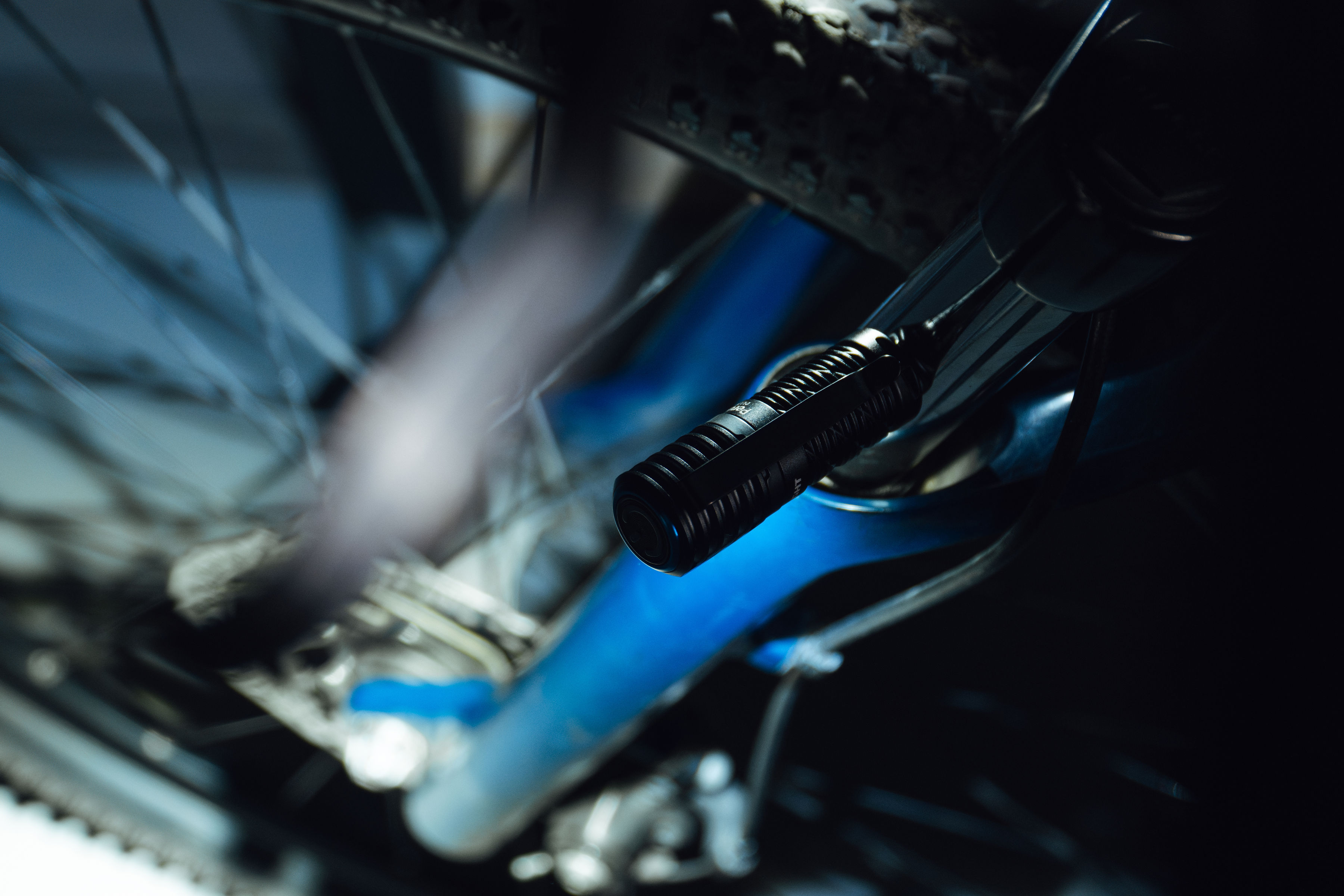 Lanternă frontală și unghiulară Olight Perun 3 Mini Cool White Black cu bandă pentru cap - 1250 lumeni