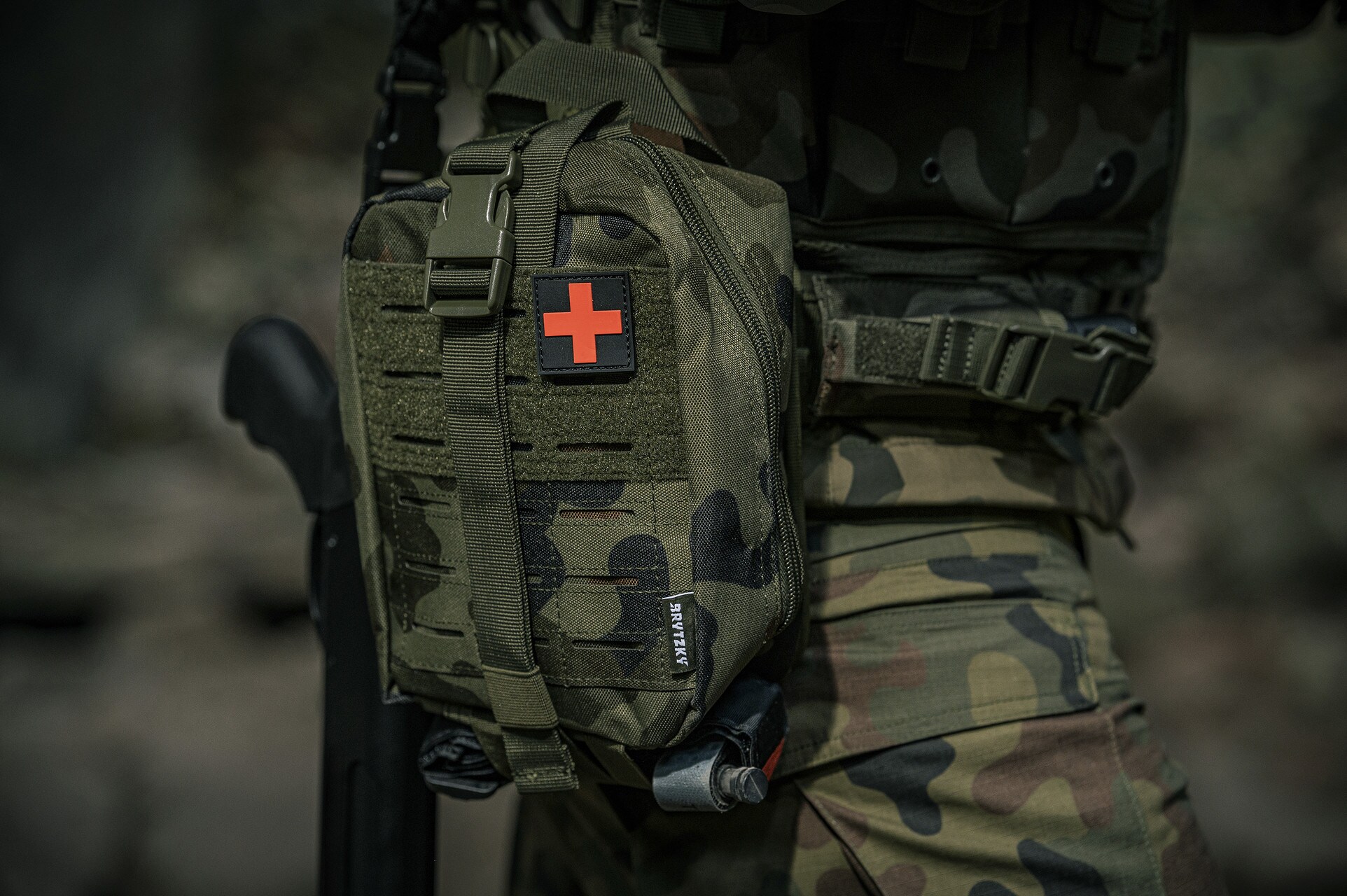 Trusă de prim ajutor tactică Brytzky Tactical MOLLE IFAK - wz.93 Pantera PL Woodland