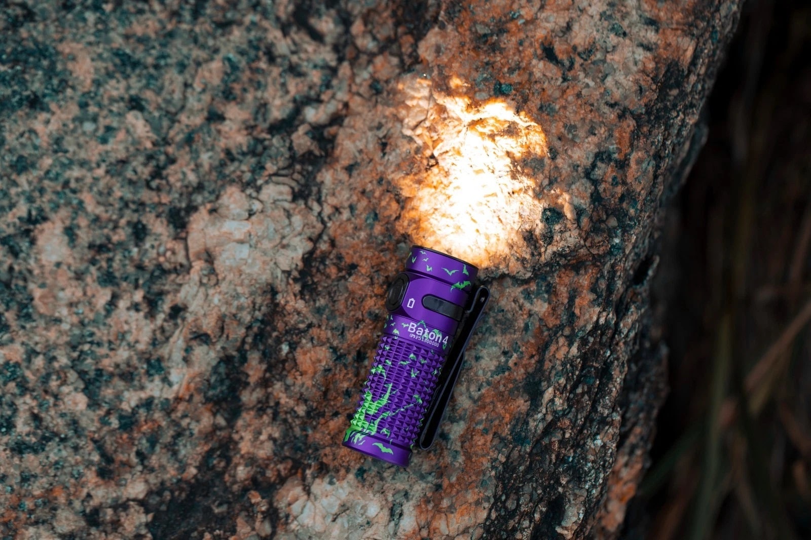 Lanternă Olight Baton 4 Premium Edition Nocturnal Sentin cu carcasă de încărcare fără fir - 1300 lumeni