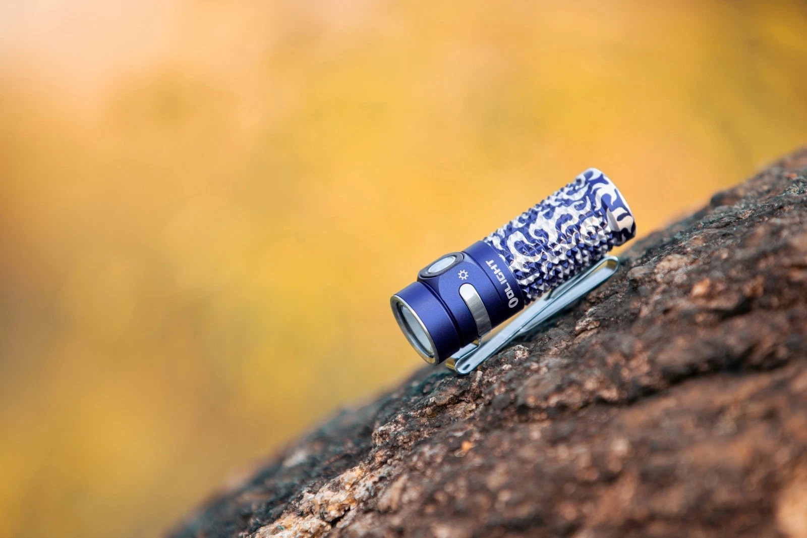 Lanternă reîncărcabilă Olight Baton 4 Blue Phantom - 1300 lumeni