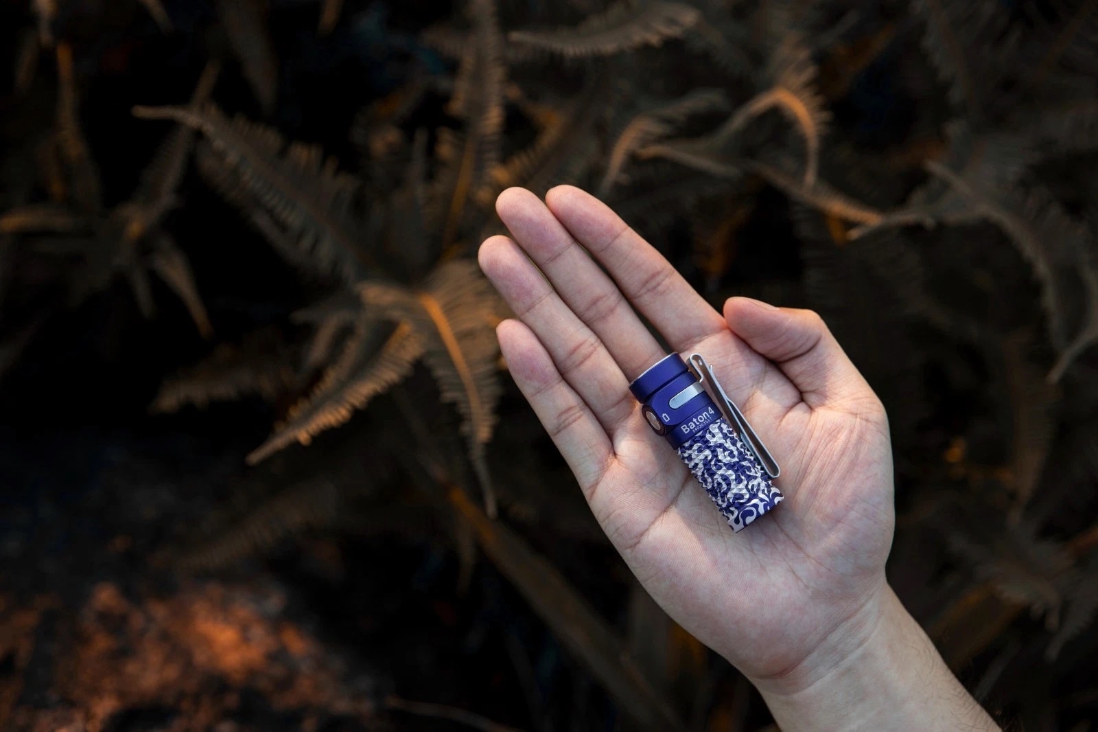 Lanternă reîncărcabilă Olight Baton 4 Blue Phantom - 1300 lumeni