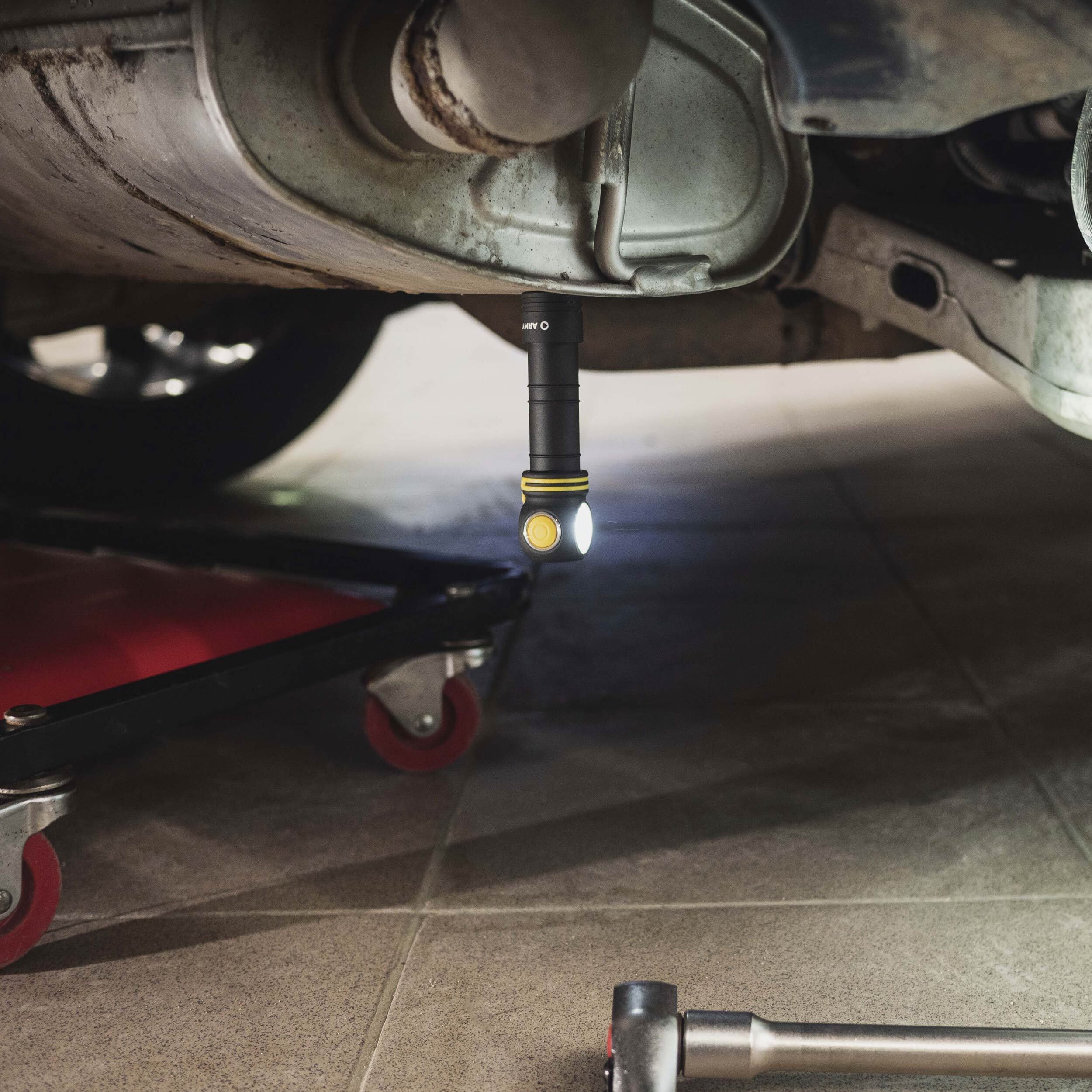 Lanternă frontală și unghiulară Armytek Elf C2 USB-C White PCB - 1100 lumeni