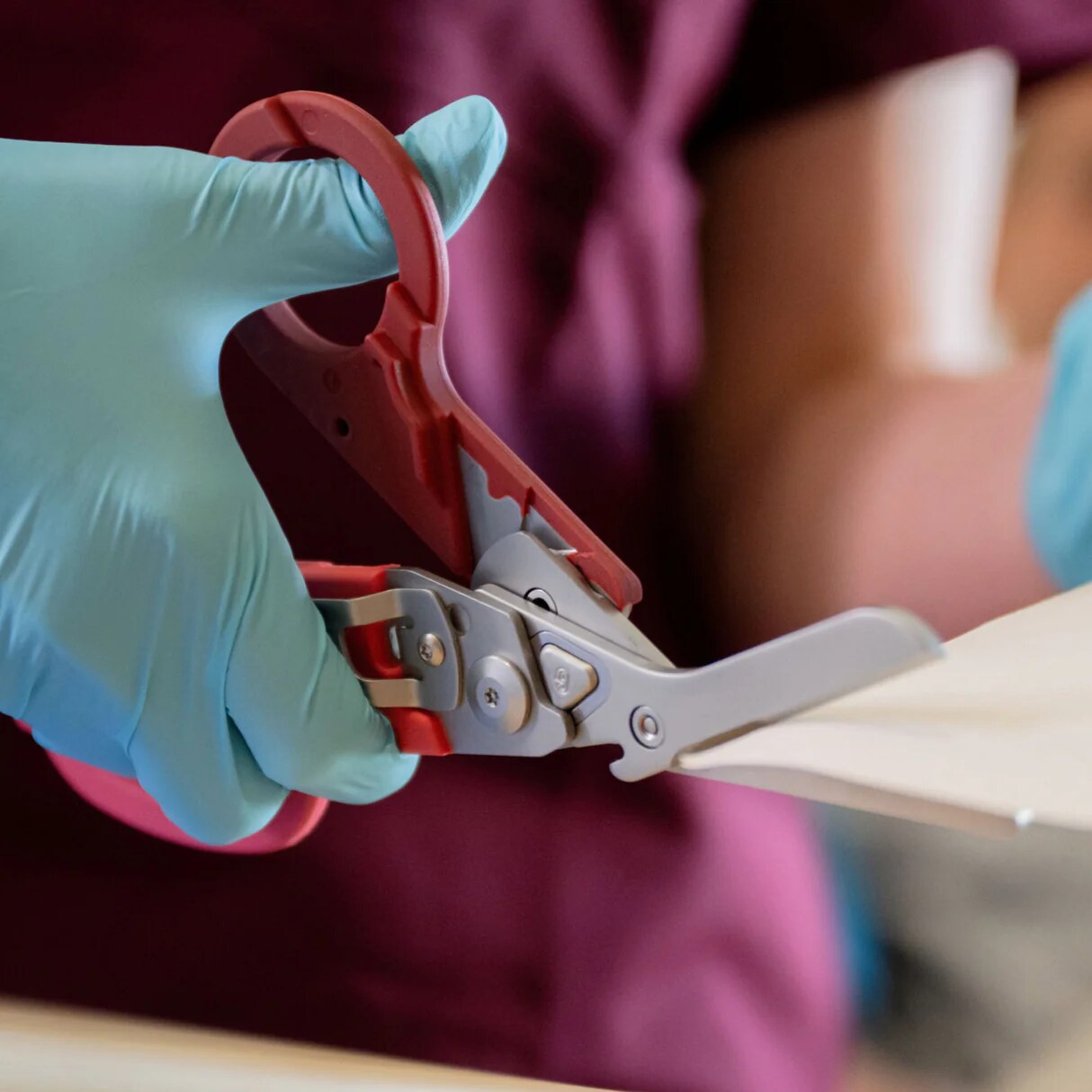 Multitool Leatherman Raptor Rescue Raspberry Rose cu toc Utility