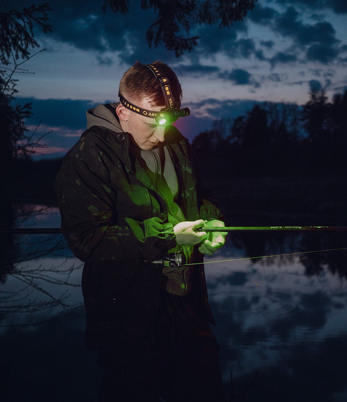 Lanternă frontală și unghiulară Armytek Wizard C2 WG Magnet USB White PCB - 1100 lumeni