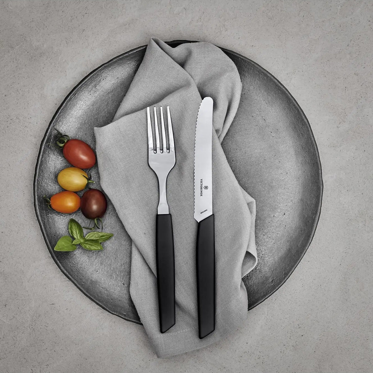 Cuțit de bucătărie Victorinox Swiss Modern 11 cm zimțat cu vârf rotunjit - Black