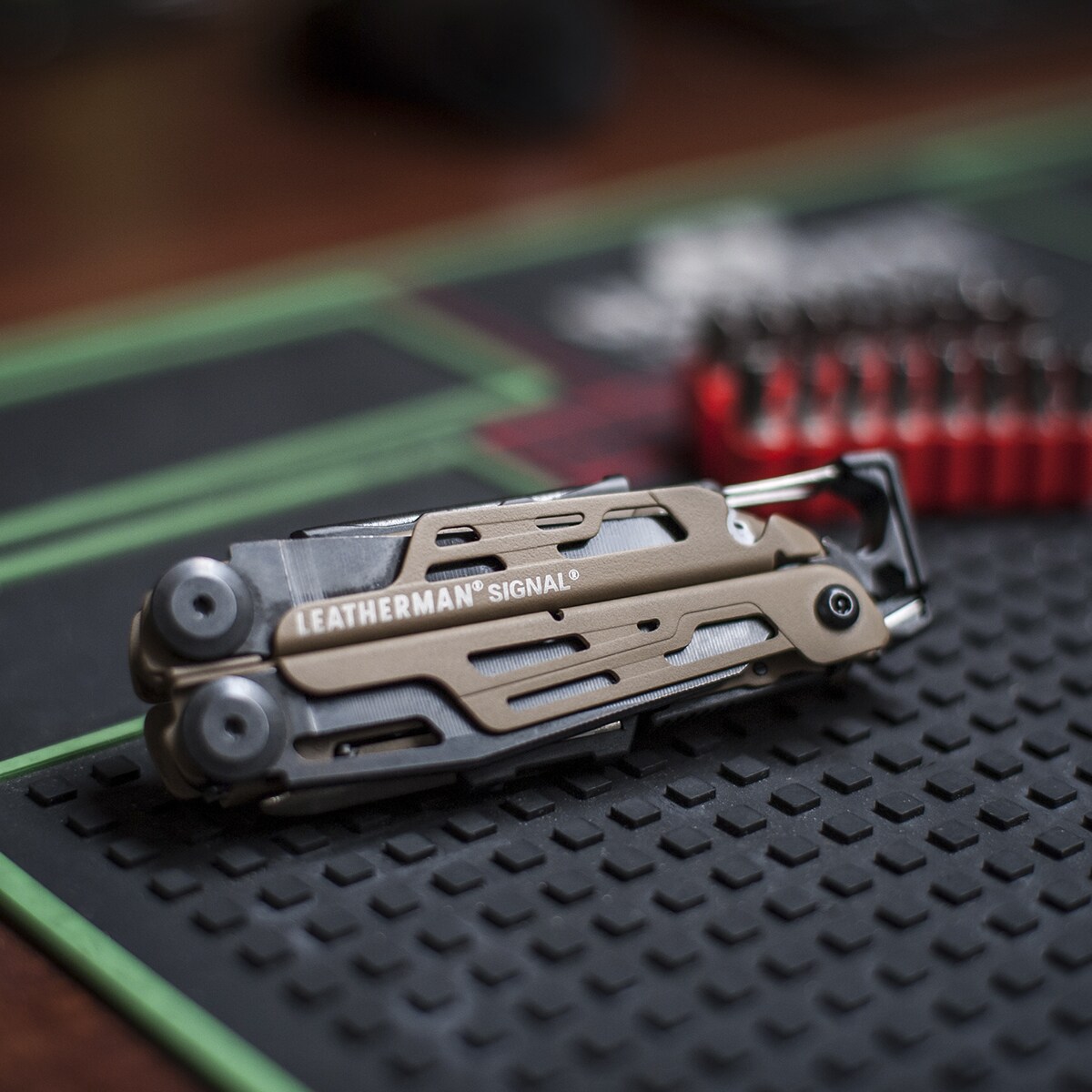 Multitool Leatherman Signal Coyote cu husă - ediție limitată
