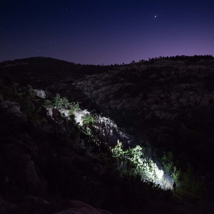 Lanternă unghiulară Olight Perun Mini cu bandă pentru cap- 1000 lumeni