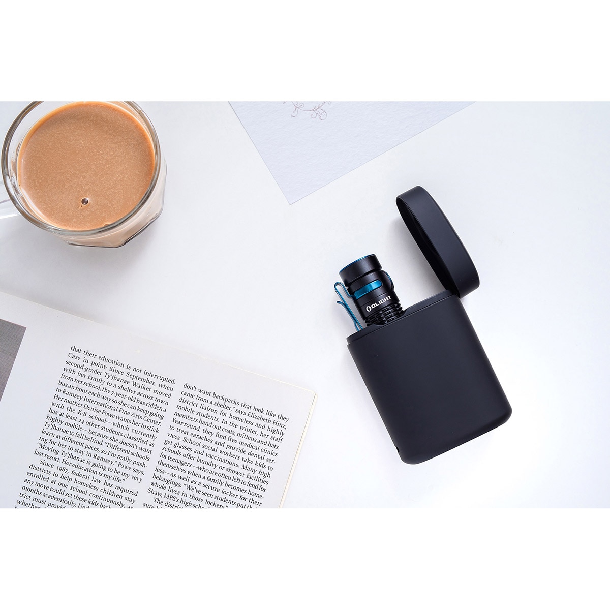 Lanternă reîncărcabilă Olight Baton 3 Premium Edition 1200 lumeni cu carcasă de încărcare fără fir