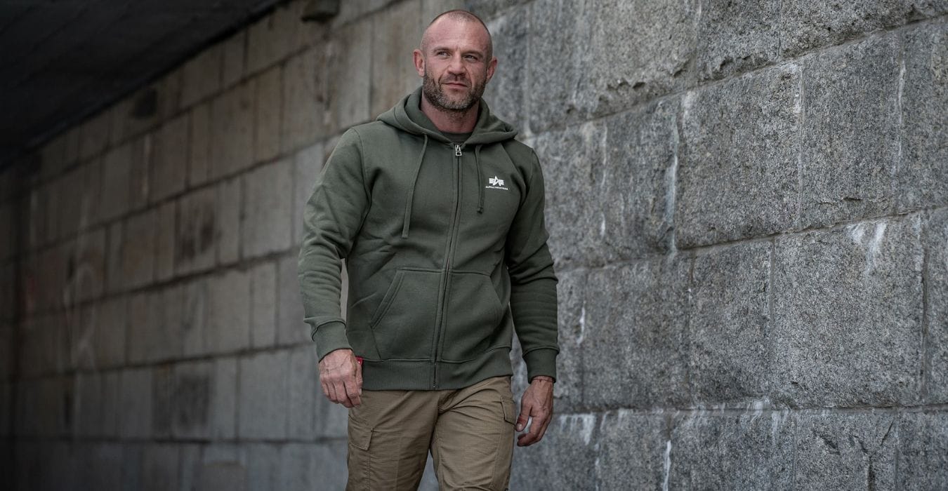 Wie man die richtige Größe des Hoodies richtig misst: alles, was Sie wissen sollen