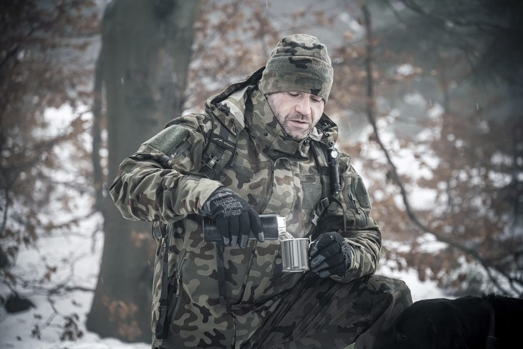 o cană termo și mănuși