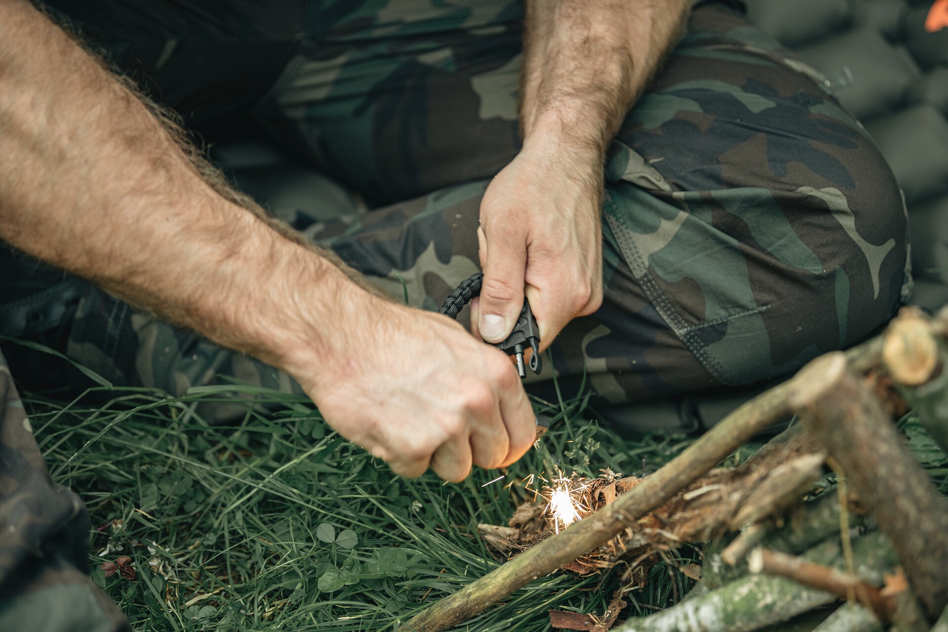 Браслет Paracord Badger Outdoor з кременем - чорний