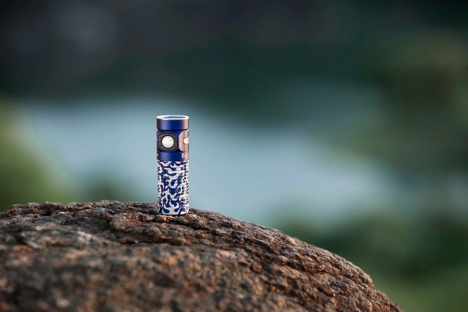 Акумуляторний ліхтарик Olight Baton 4 Blue Phantom - 1300 люменів