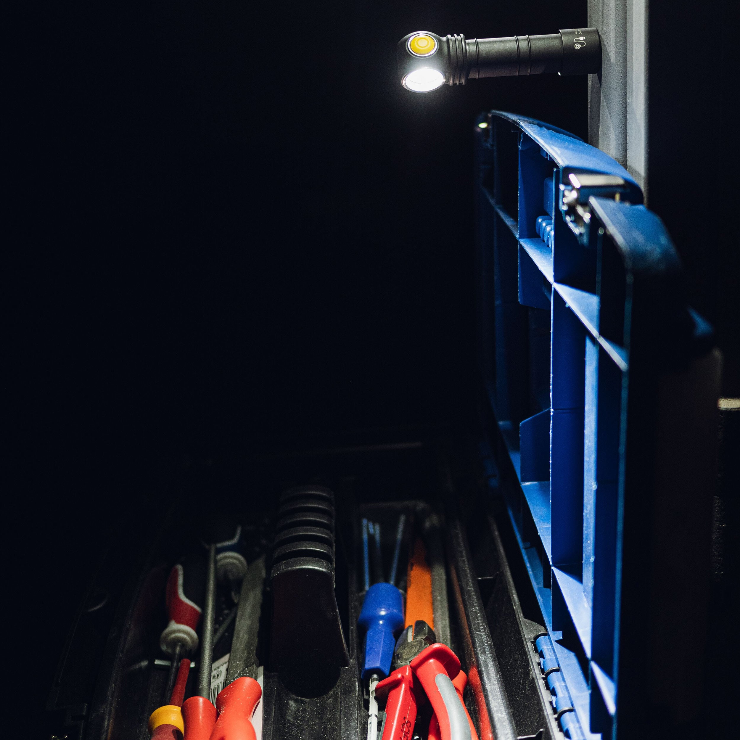 Налобний та кутовий ліхтарик Armytek Wizard C2 Magnet USB White PCB - 1200 люменів