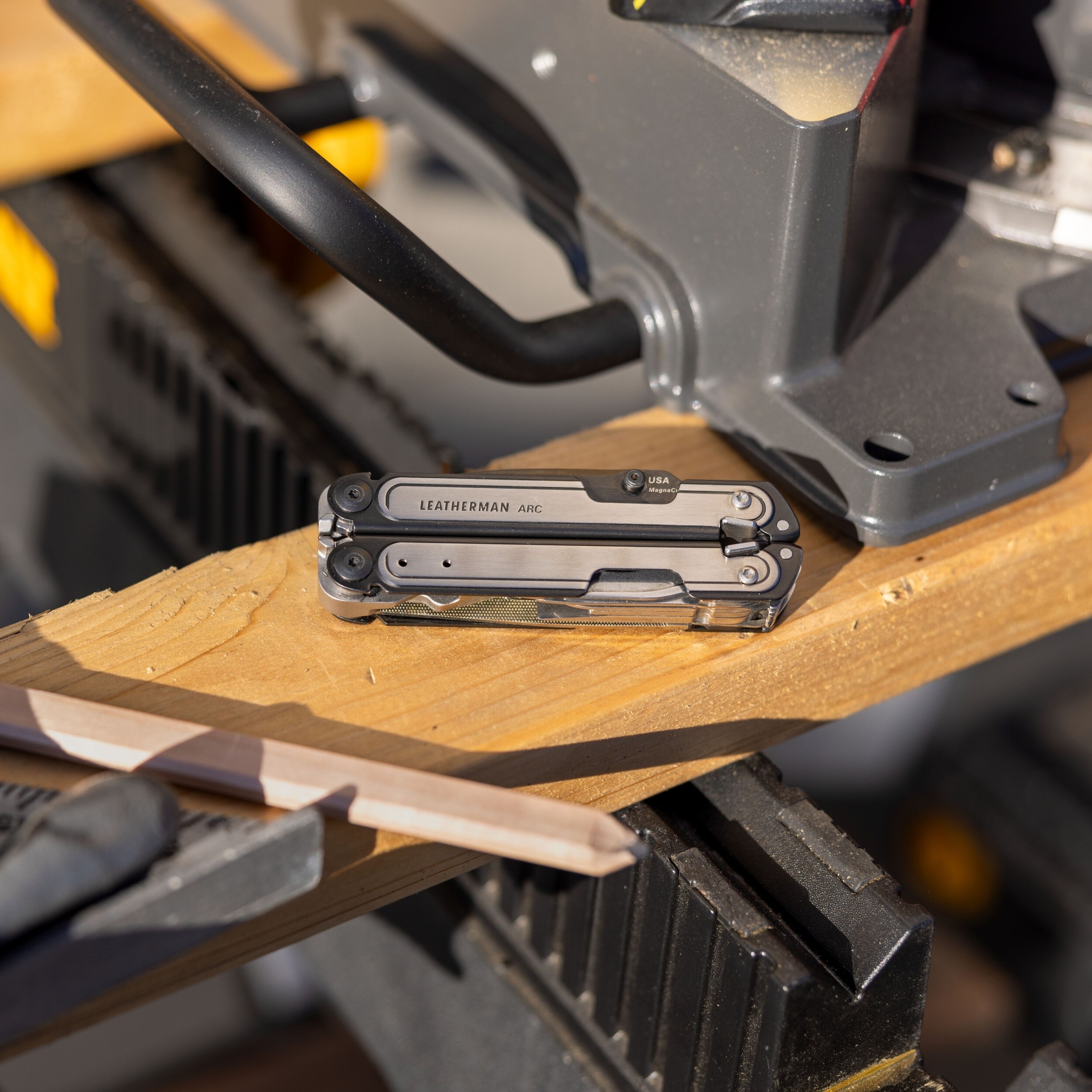 Мультитул Leatherman ARC з кобурою